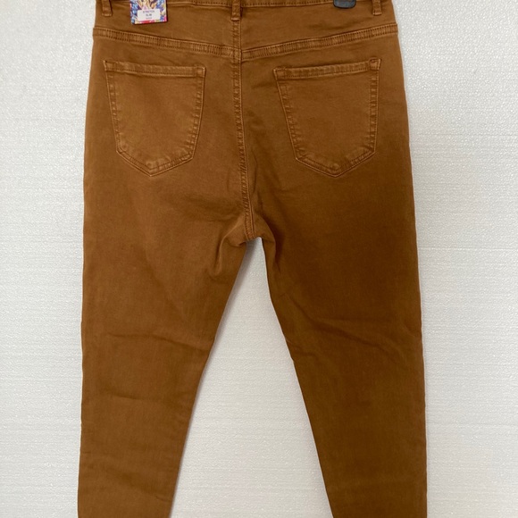 Onado Paris size 8 caramel ankle pants. NWT - Picture 2 of 9
